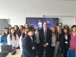 Il Ministro e la foto con studenti e docenti